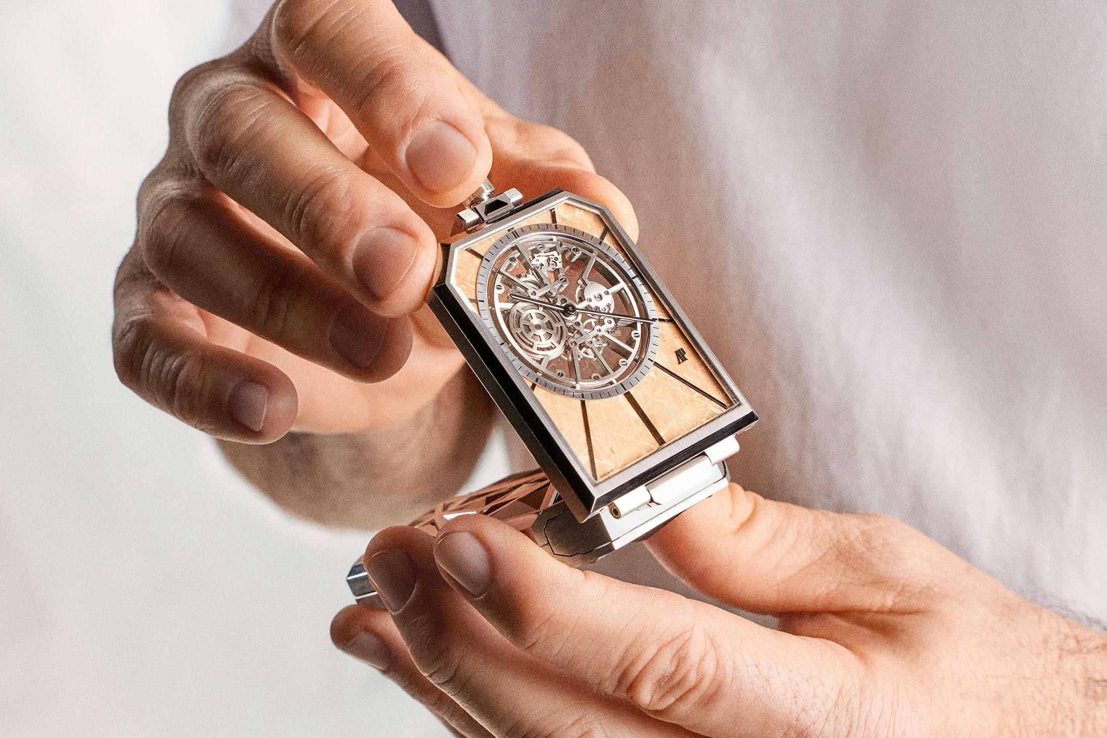 Nomade Clock Pivoting Lifestyle