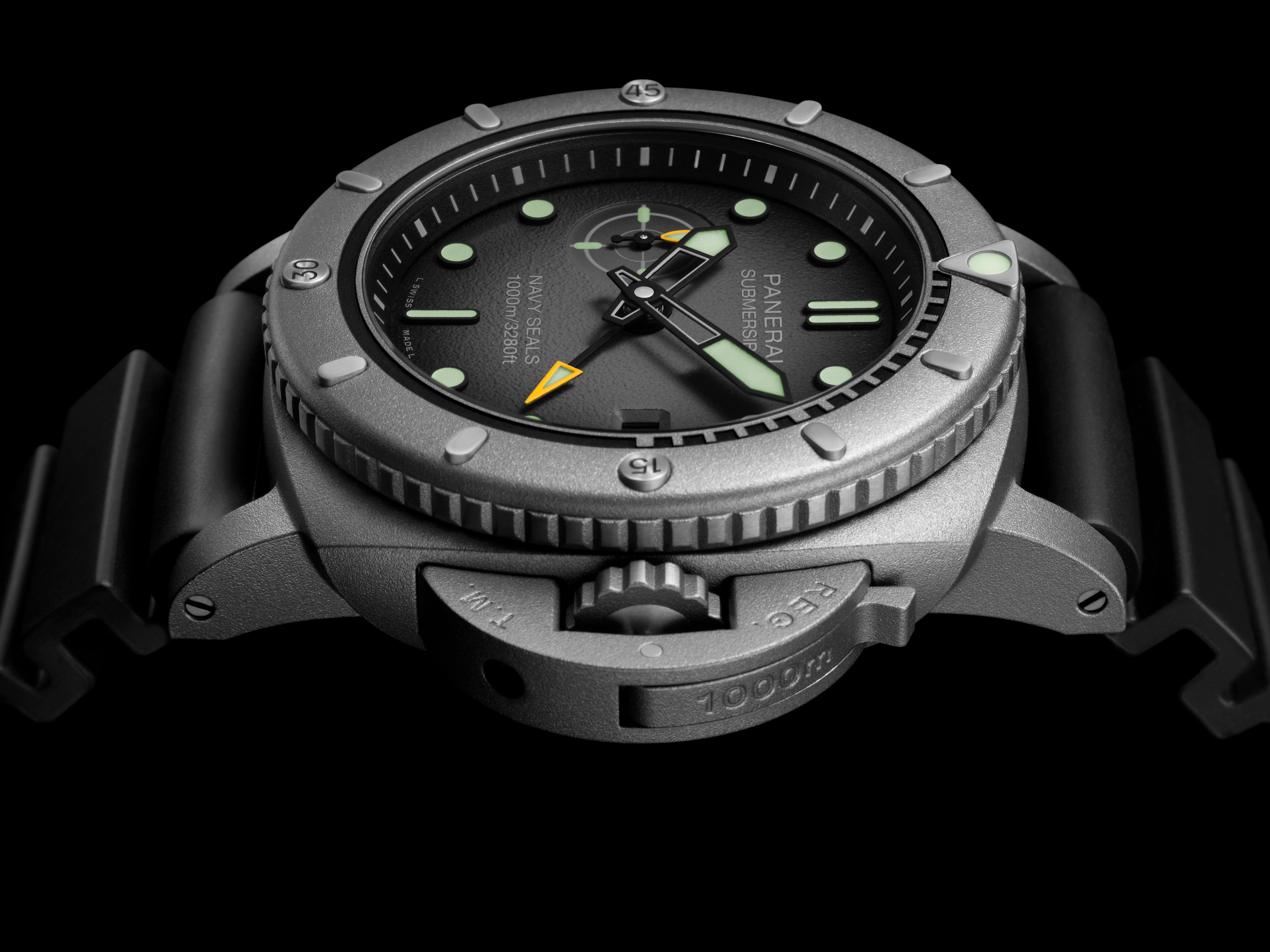 Panerai Submersible Navy Seals Afniotech Experience PAM01089 side